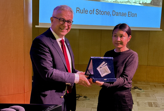 PACE President presents the fourth 2025 ‘Human Rights in Motion’ Award to Danae Elon’s Rule of Stone (A Lei da Pedra)