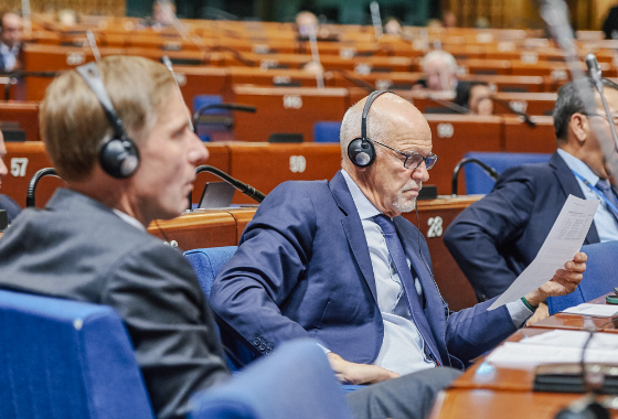 M. Eerik-Niiles KROSS (Estonia, ADLE) and M. George PAPANDREOU (Greece, SOC)
