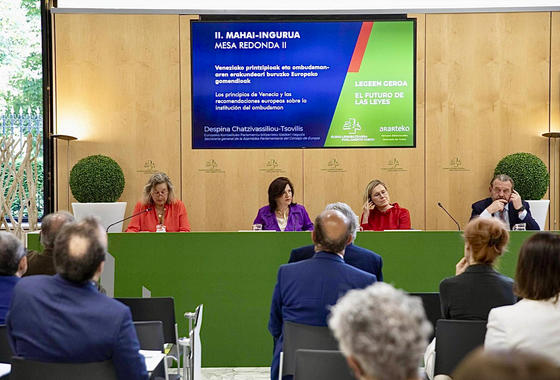 Secrétaire générale de l'APCE prend la parole lors de la conférence "La loi Ararteko. Propositions pour l'avenir : Repenser les institutions de médiation" le 13 juin au Parlement basque à Vitoria-Gasteiz