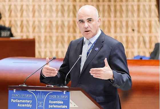 Secretary General Alain Berset takes questions from members of the Assembly